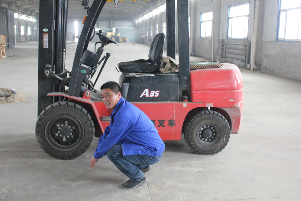 此次演练模拟企业叉车工装卸木材过程中发生事故.